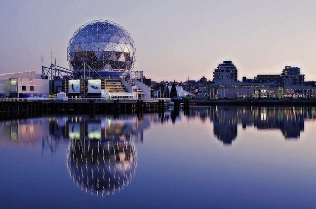 Vista della False Creek a Vancouver sull'imbrunire